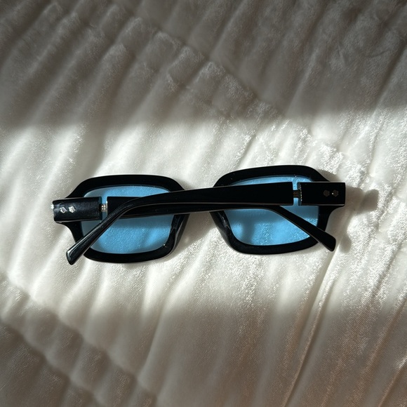 BONNIE CLYDE SHY GUY SUNGLASSES - Picture 3 of 3